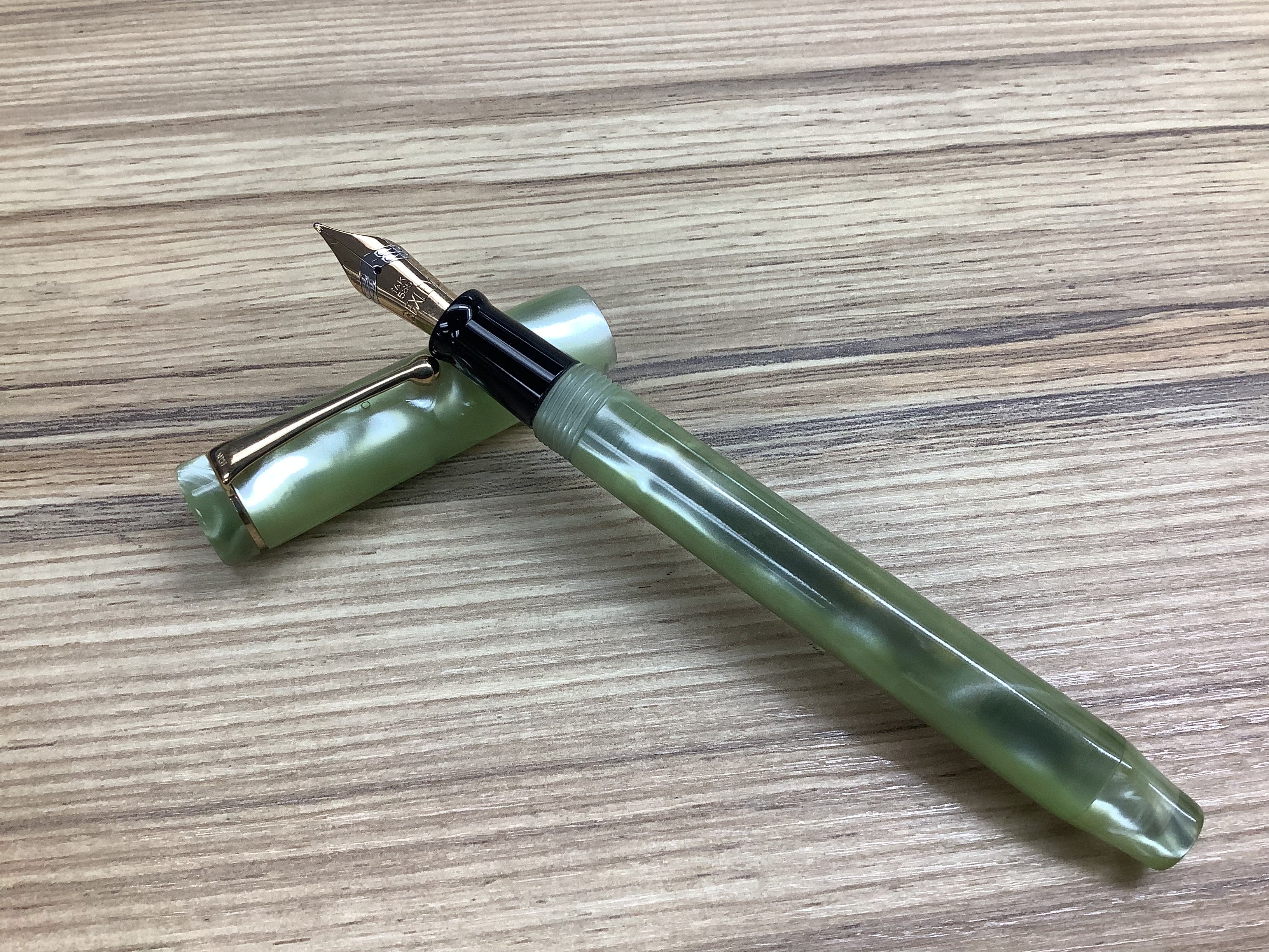 Bexley Green Shimmer Deluxe Two Tone 14k Gold Nib - Fountain Pen