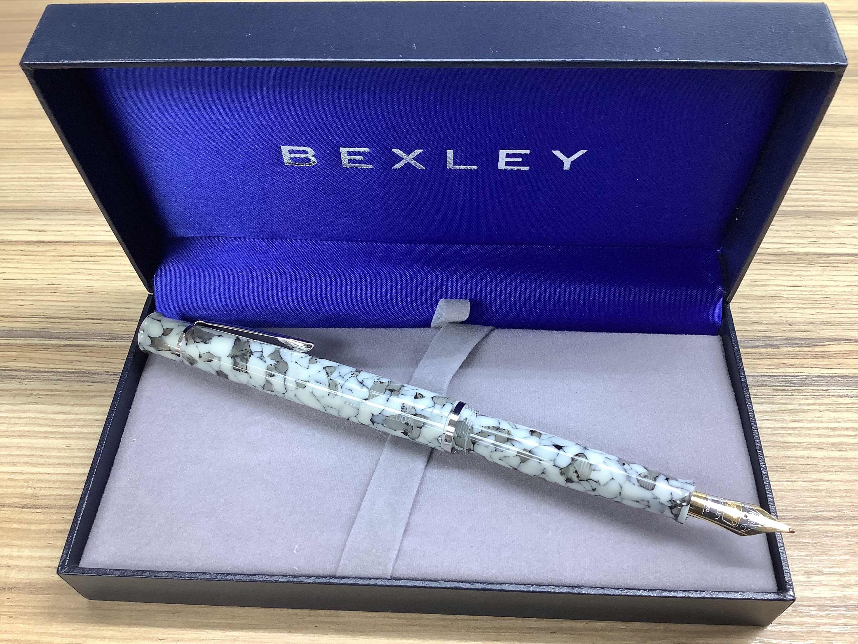 Bexley White Granite 2004 Two Tone 18k Gold - Tuck-Away - Fountain Pen