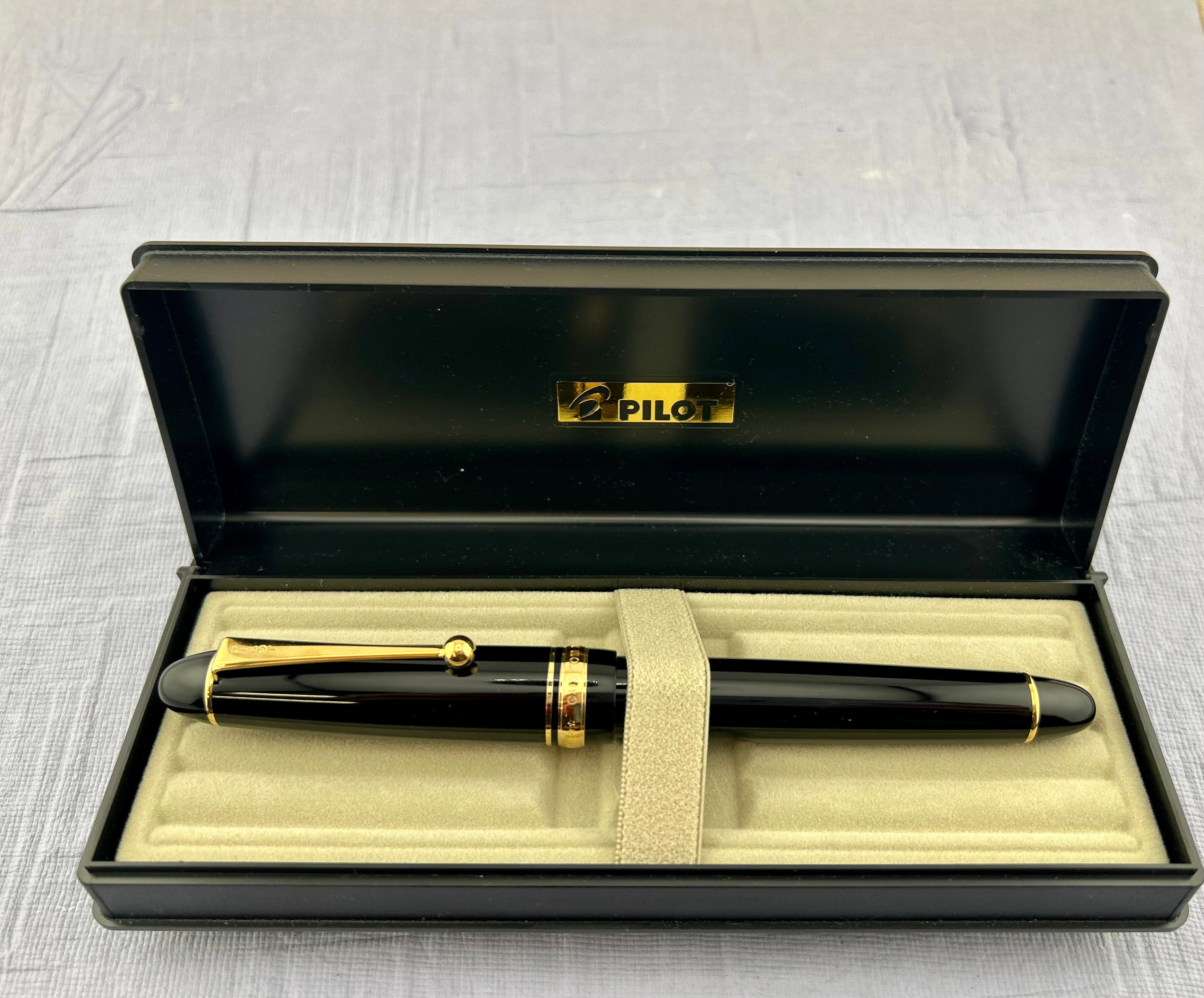 Pilot Custom 742 Black with Gold Trim - Fountain Pen